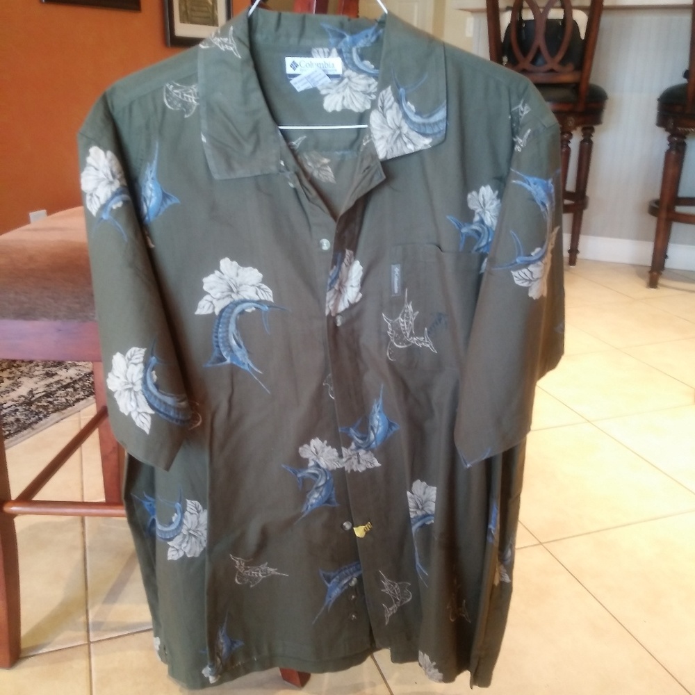 A Columbia mens fishing shirt
